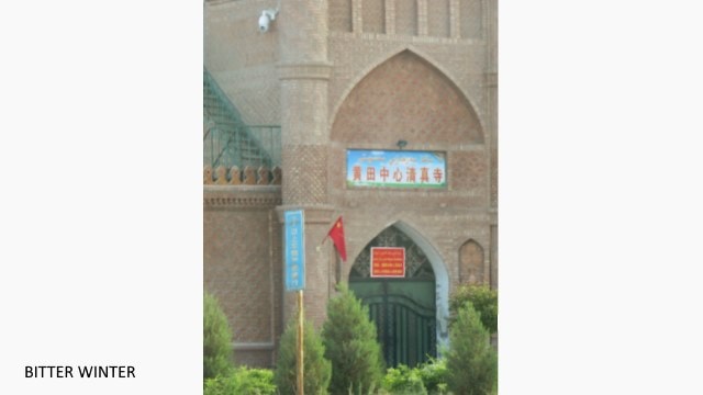 The crescent moon and star symbols have been removed from the domes of the Huangtian Center Mosque located in Kumul city. 