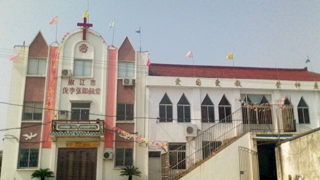 In China, Crosses Cannot be Placed Higher Than National Symbols (Video)