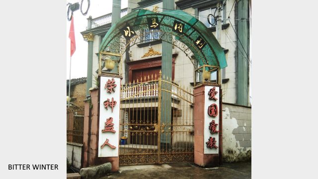 A national flag has already been erected at the Dalu Three-Self church entrance in Qingtian county