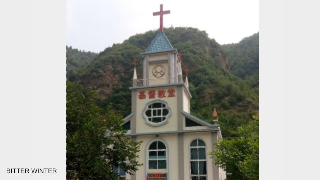Lian’gou Village Church in Baitu town, Luanchuan county of Luoyang city before its crosses were forcibly removed