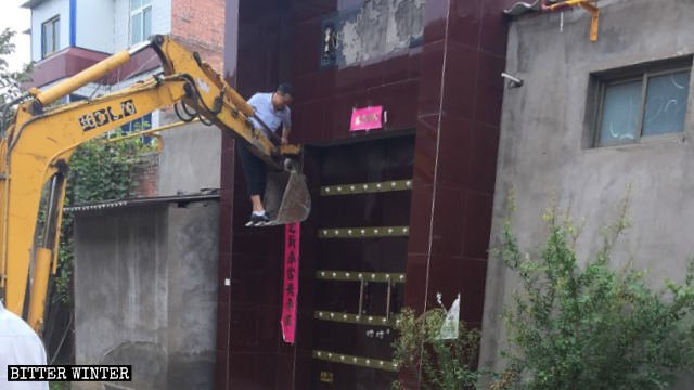 Religious Symbols Removed from Homes in Henan