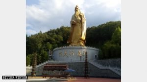 像 World's Tallest Bronze Statue of Laozi Hidden by State