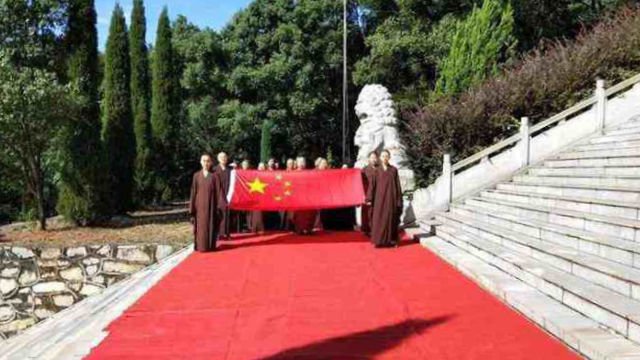 Monks at Wanshan Temple in Jiangxi’s Lushan city attend a flag-raising ceremony.