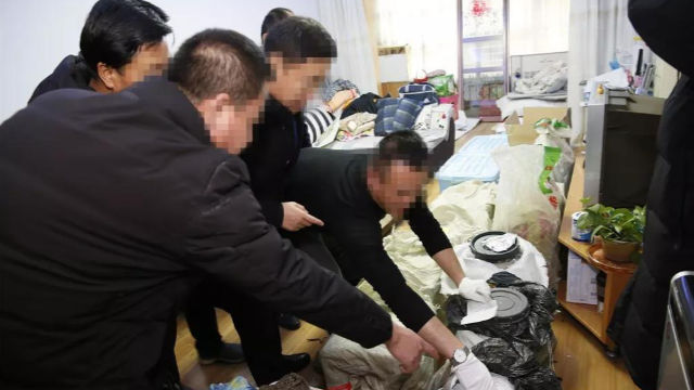 Police in Shandong Province are raiding the house of a CAG member.