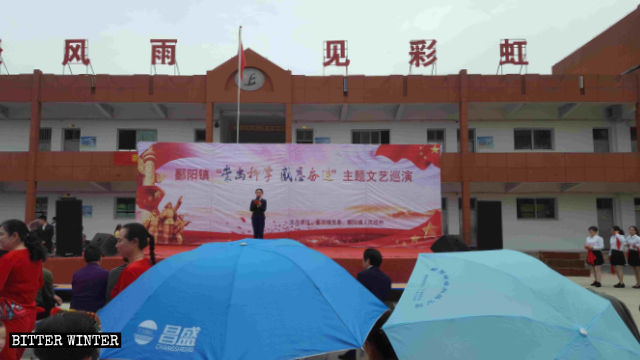 “Red” cultural shows in a school of Poyang county.