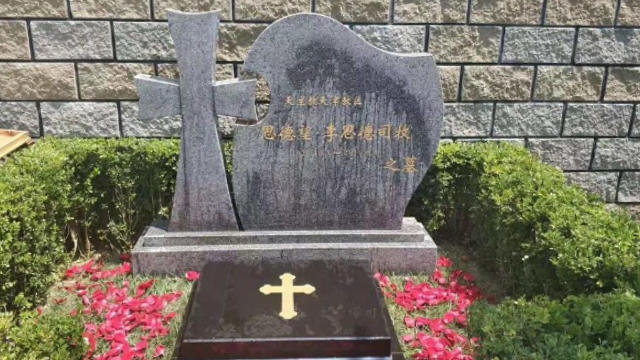Since the CCP did not recognize him, Bishop Stephen Li Side is named priest, not bishop on his headstone.