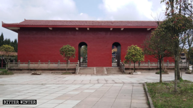 Five large outdoor statues were removed from the Taoist temple courtyard.