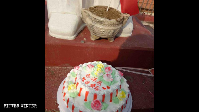 A birthday cake was placed in front of the Mao Zedong statue in Pingyi county.