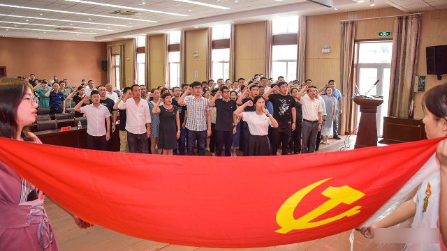 浙江省東部の玉環市の党員は、7月3日、中国共産党に99周年を記念して忠誠を誓います。