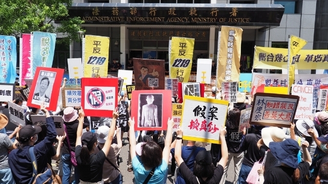 Tai JiMenは台湾で抗議します。