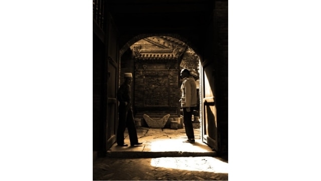 Due uomini conversano nella Grande Moschea di Xi'an (西安大清真寺) nel 2009. Questa moschea è frequentata principalmente da musulmani Hui e non da uiguri. Ma, come riportano Bitter Winter e altre fonti, i musulmani Hui non sono stati risparmiati dalle persecuzioni religiose ed etniche sotto Xi Jinping.