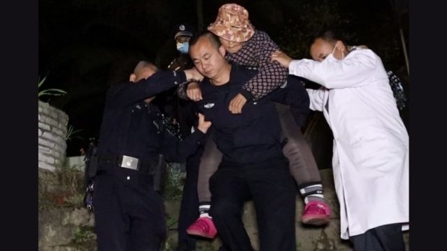 An image of the April 28 raid: the police forcibly take an old devotee away from his community. Source: Guizhou Public Security.