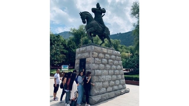 Touching the statue of Huo in Wuquan Mountain. From Weibo.