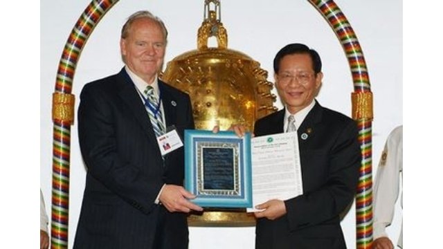Douglas Mattern (left) with Dr. Hong Tao-Tze (right).