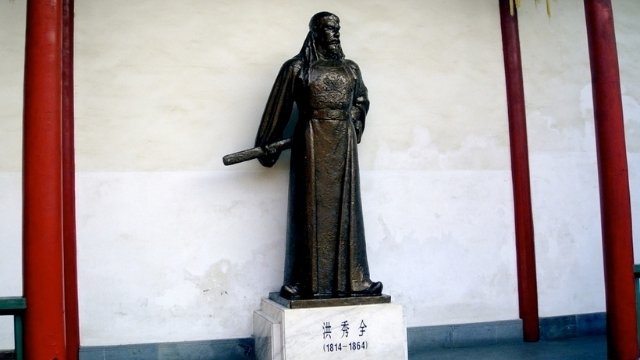 Statue of Hong Xiuquan erected in Nanjing.