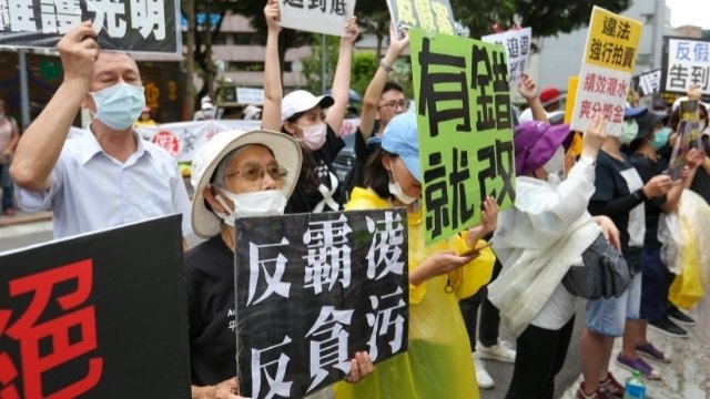 Tai Ji Men protests in Taiwan.