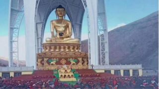 四川省で破壊された仏陀の巨大像