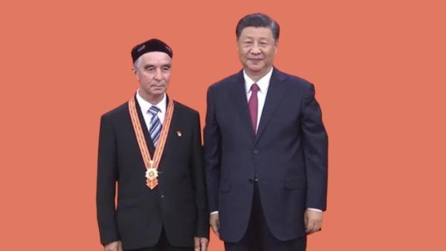Memetjan with Xi Jinping. From Weibo.