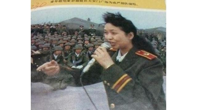 The official picture of Peng Liyuan singing for the soldiers who “liberated” Tiananmen Square, 1989. From the Wayback Machine.