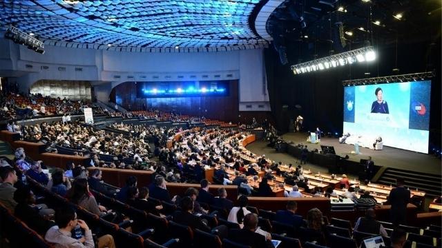 Ouverture du Sommet pour la paix en Europe du Sud-Est, dans la Salle d’assemblée de Tirana, Albanie, le 26 octobre 2019.