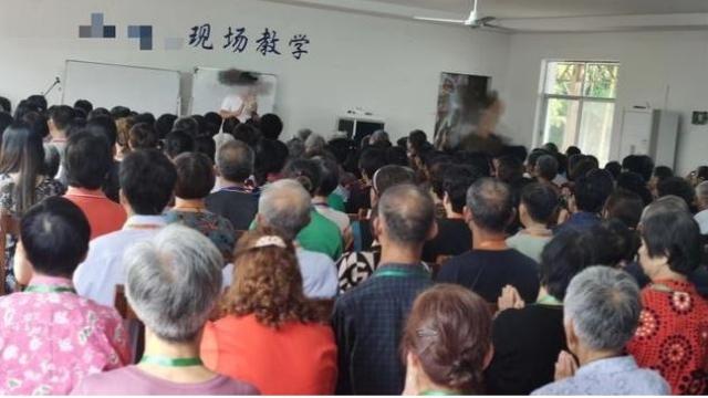 A lecture at a gathering of “Tea Bars for the Soul” customers. Source: Wuxi city Public Security Bureau.