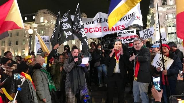 “Xi Jinping” surrounded by jeering “supporters” as he is awarded gold medals for genocide, under the shadow of Eros in London’s Piccadilly Circus