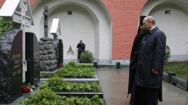 Putin honoring the grave of Ilyn at the Donskoy Monastery Cemetery in Moscow. Source: Government of the Russian Federation.