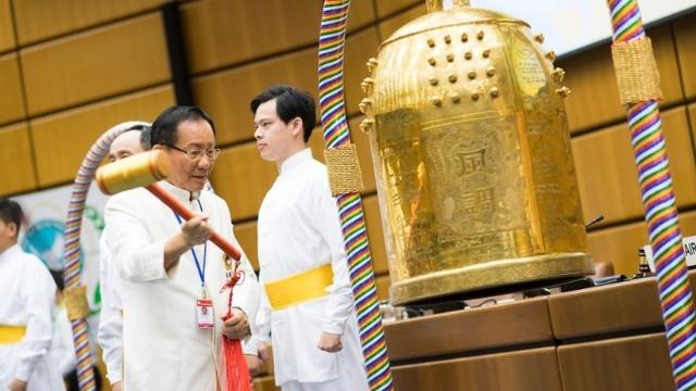 Tai Ji Men: Dr. Hong Tao-Tze ringing the Bell of World Peace and Love.