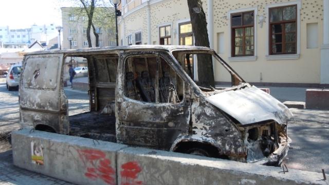 A vehicle burned during the clashes. Credits.