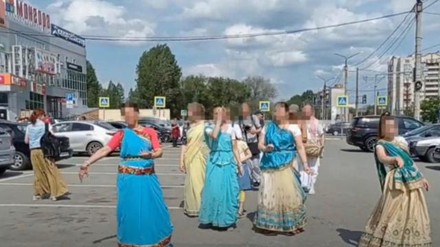 Dangerous criminals? Hare Krishna devotees in Syzran before the police intervention.
