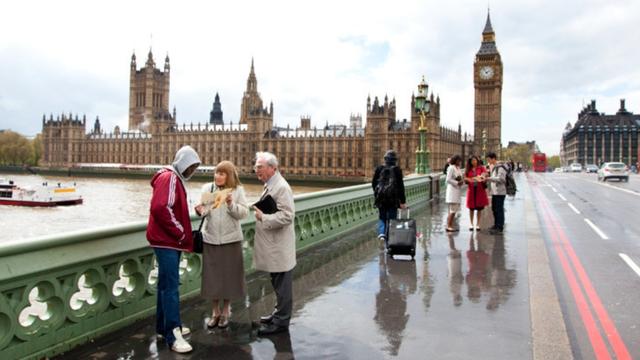 British Jehovah’s Witnesses speaking with pedestrians crossing Westminster Bridge in London. Source: jw.org.