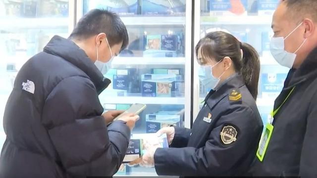 The police in action against the ice-cream assassins. From Weibo.