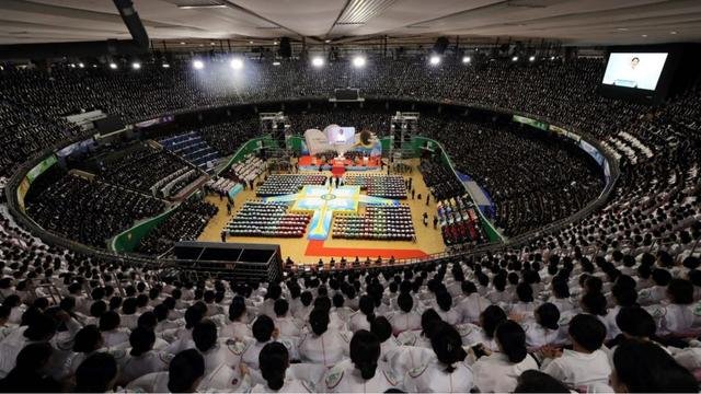 Chairman Lee speaks at the World Alliance of Religions’ Peace Summit in Seoul, 2014. Source: World Religions and Spirituality Project.