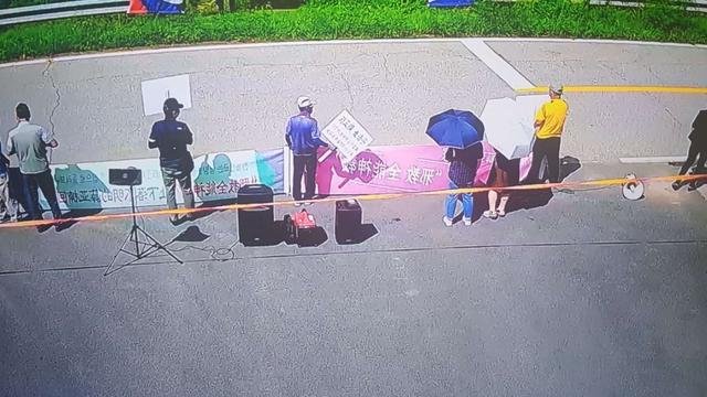 The demonstration of August 17. Note that, contrary to what the protesters claimed, the author had already met his father on August 16.