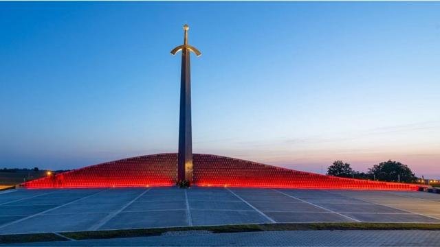 The new memorial to partisans unveiled in 2020 in Kryžkalnis by Catholic Cardinal Sigitas Tamkevičius and Lithuanian President Gitanas Nausėda. From Twitter.