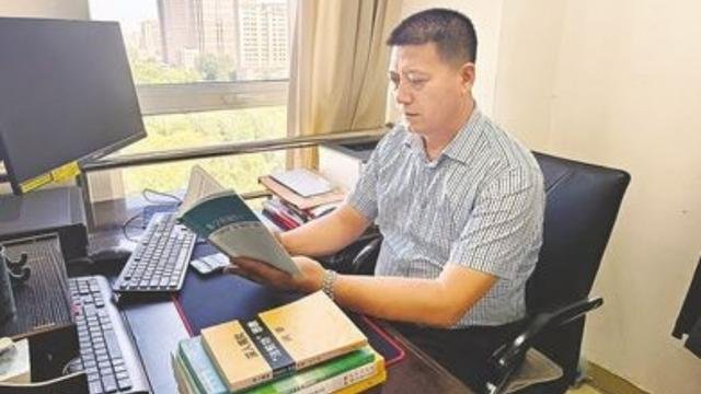 Liu Yanfu at work. From Weibo.