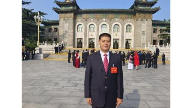 Liu Yanfu celebrating his award. From Weibo.