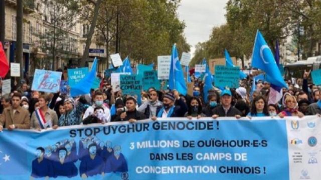 パリでのウイグル人の抗議。 世界ウイグル会議の厚意による。