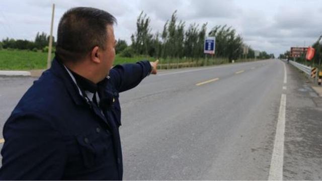 A witness indicates the place where Turdi and Tohti were killed, in a Chinese propaganda account. From Weibo.