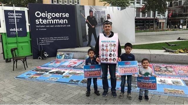 The author with his children at the exhibition.