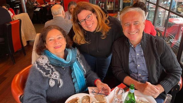La secrétaire Backès avec sa mère et son beau-père, avril 2022. Avec l’aimable autorisation du frère de la secrétaire Backès.