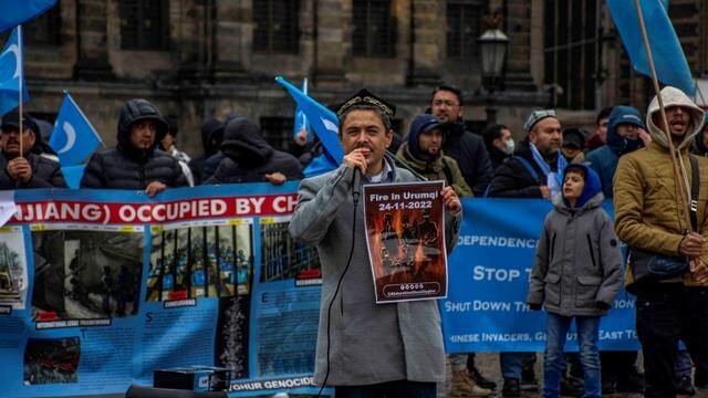 The author speaks in Dam Square.