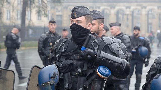 “Gendarmerie” in action in France. Credits.