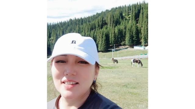 彼女の最愛のカザフスタンの牧草地で、より幸せな時間を過ごすザナルグル (Serikzhan Bilash の Twitter アカウントより)。