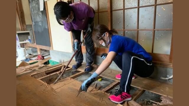 Youth members of the Women Federation for World Peace (WFWP), an organization connected with the Family Federation and heavily discriminated in Japan after the Abe assassination, help in a disaster area in the northern part of Kyushu in Japan damaged by the 2017 heavy rain. Source: WFWP.