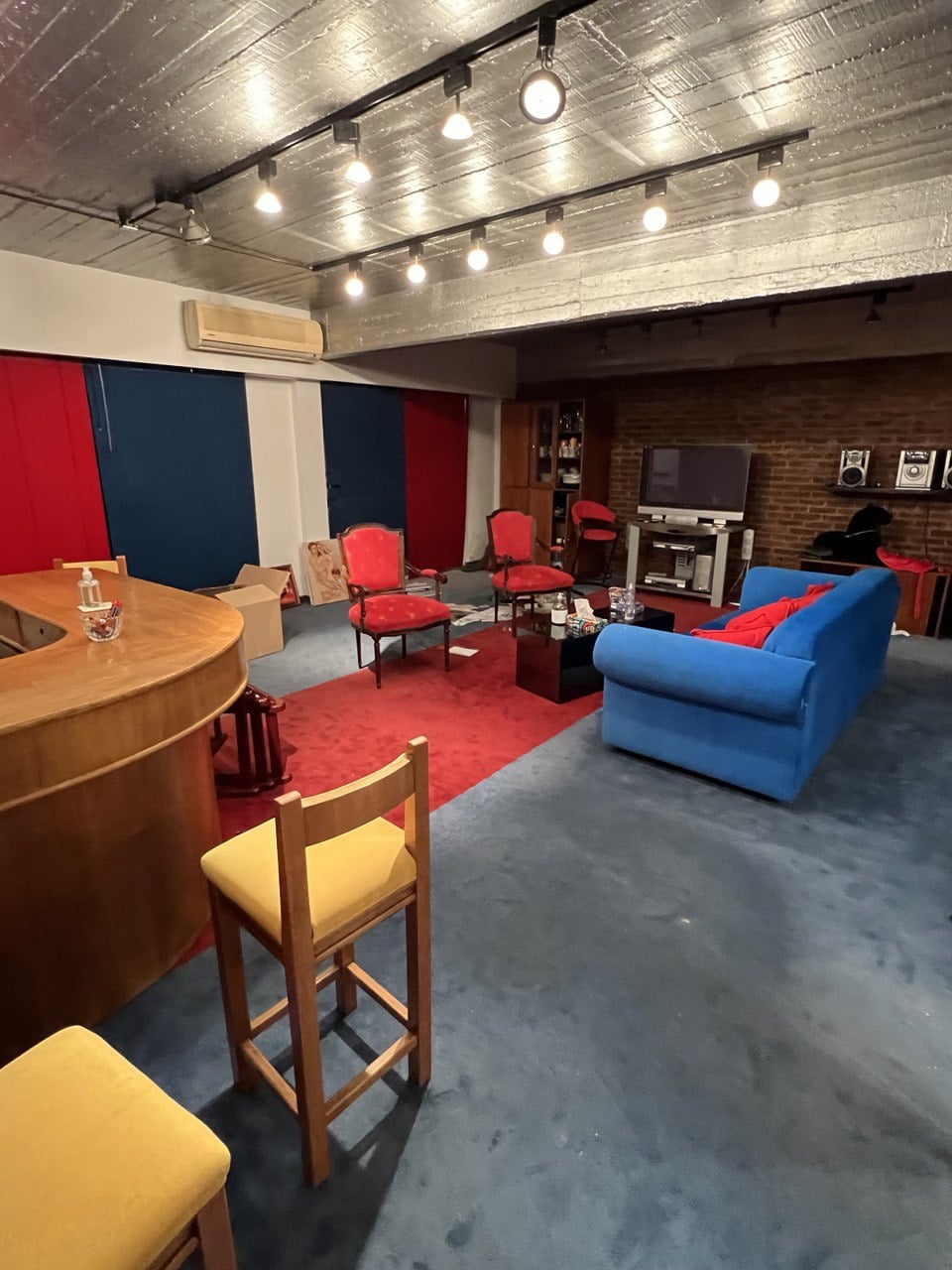 The so-called “museum of sex” apartment on the ninth floor. Its bright colors, which the owner chose believing they inspired strength and energy, were curiously taken by the judge and the media as “evidence of prostitution.”