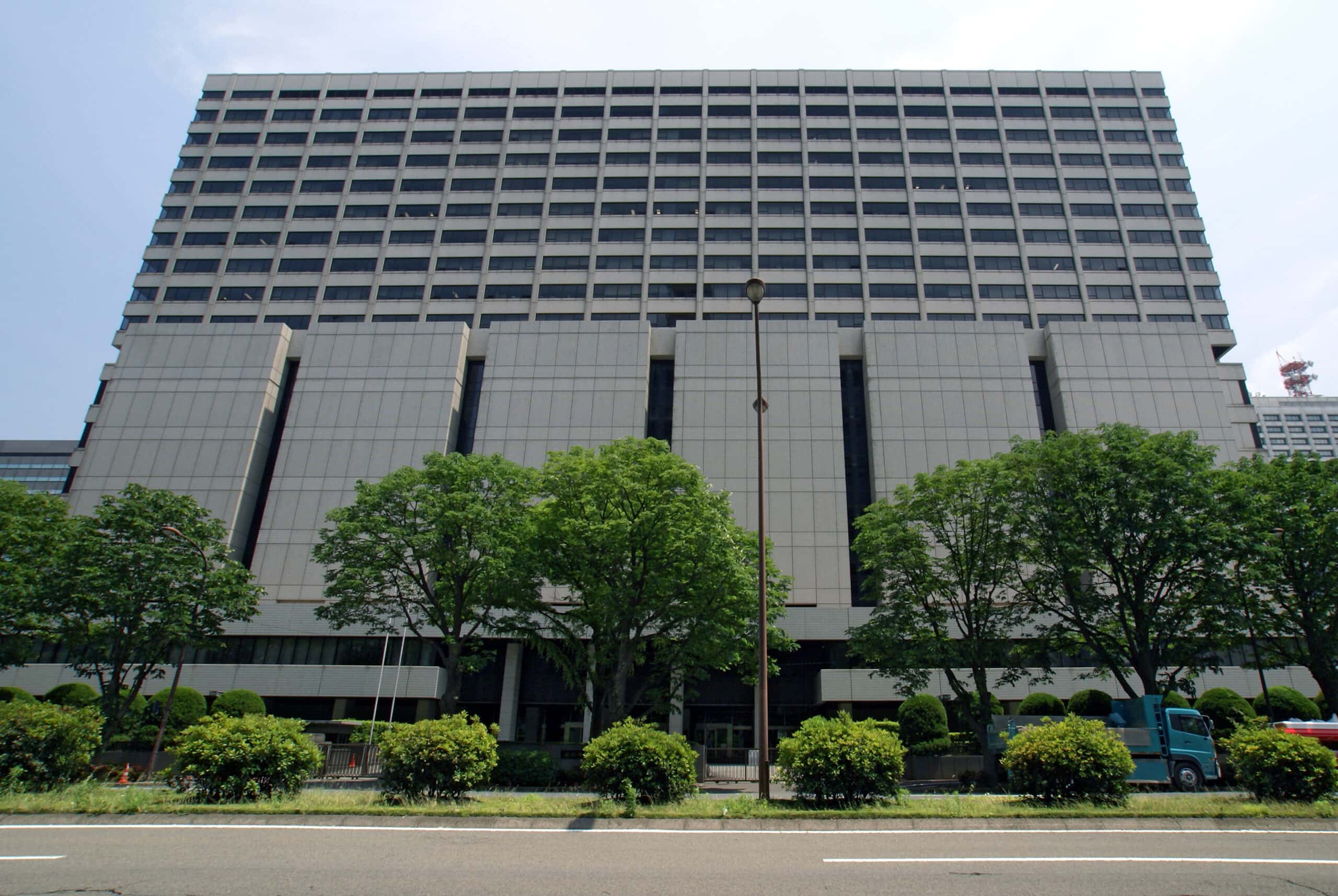 Another view of the Tokyo District Court. Credits.