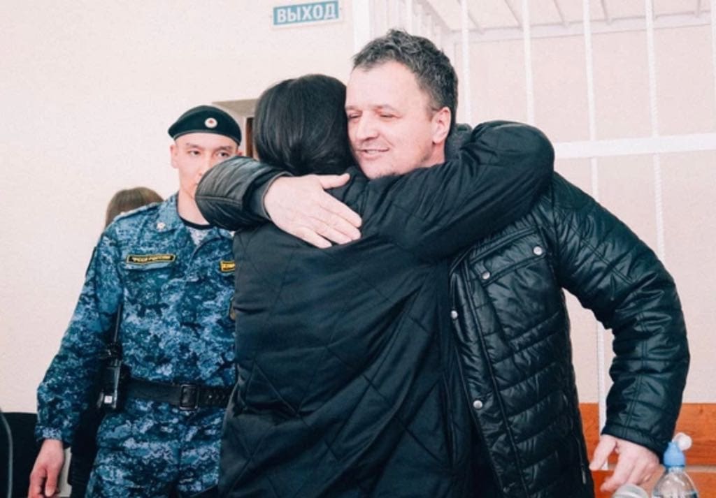 Moskvitin hugging a parishioner during his trial. From Telegram.