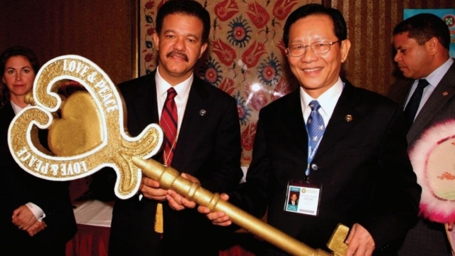 In 2005 in New York President Fernández turned a symbolic “Key of Love and Peace” together with Dr. Hong.