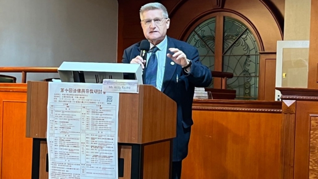 Willy Fautré speaking at Soochow University.